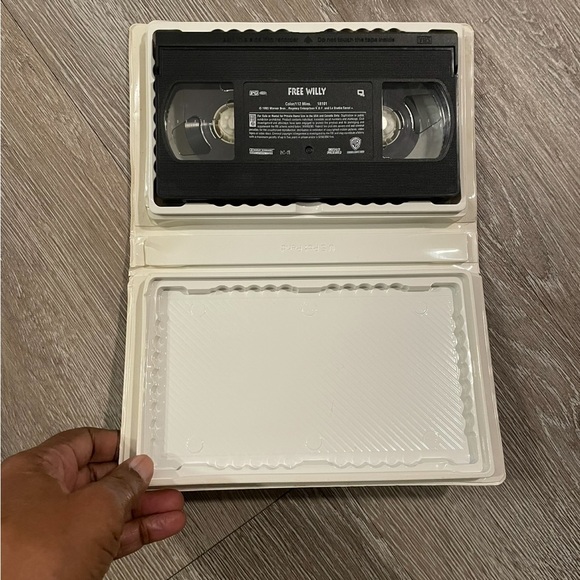 EUC “Free Willy” VHS 1993 film of a rebellious foster kid & a whale named Willy - Picture 4 of 5